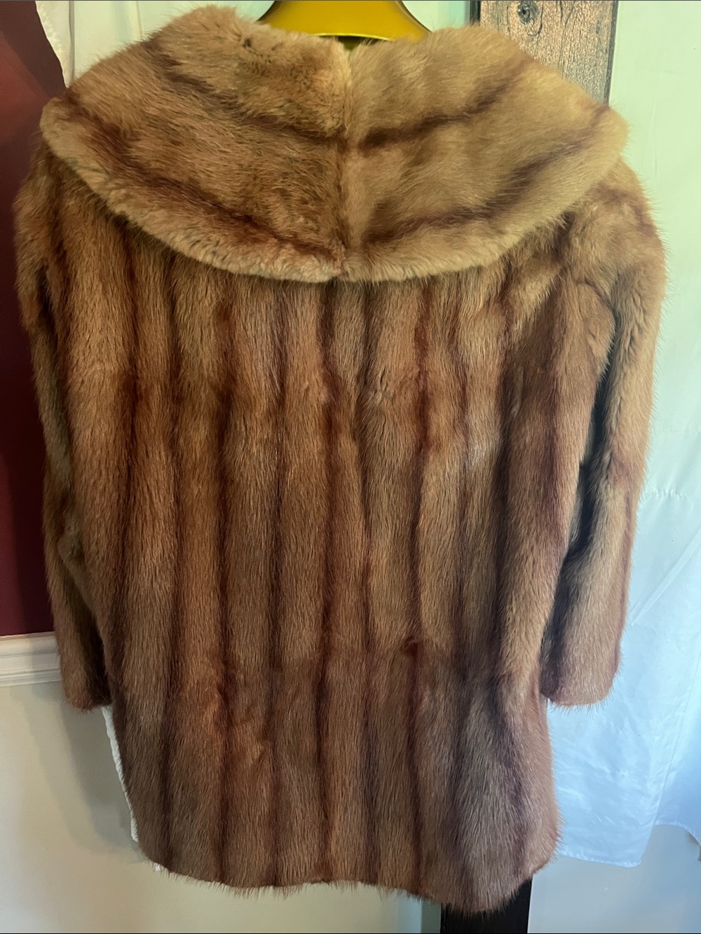 Luxurious Women's Muskrat Fur Coat - Brown - Picture 8 of 15
